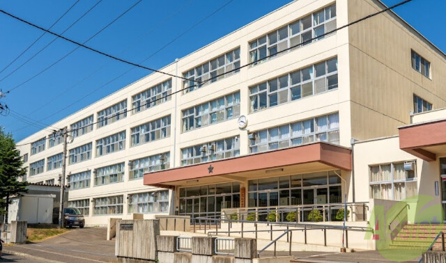 中学校　札幌市立琴似中学校（中学校）まで1249m