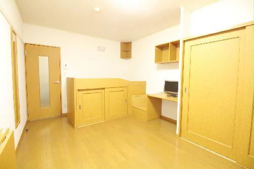 居室・リビング　テーブルを折りたためばお部屋も広く使えます♪