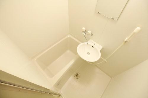 バス・シャワールーム　浴室乾燥機付きで、雨の日でも洗濯物が干せます♪