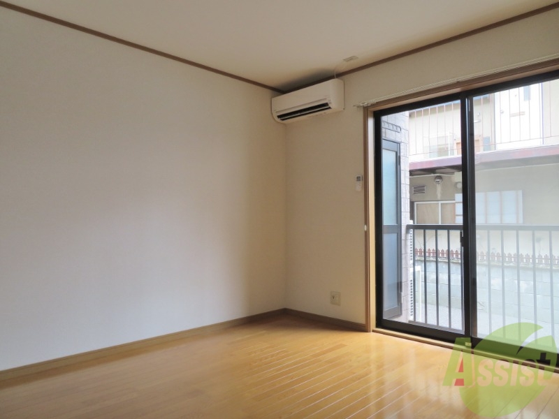 居室・リビング　きれいな洋室が広がっていて居心地が良さそうですね。