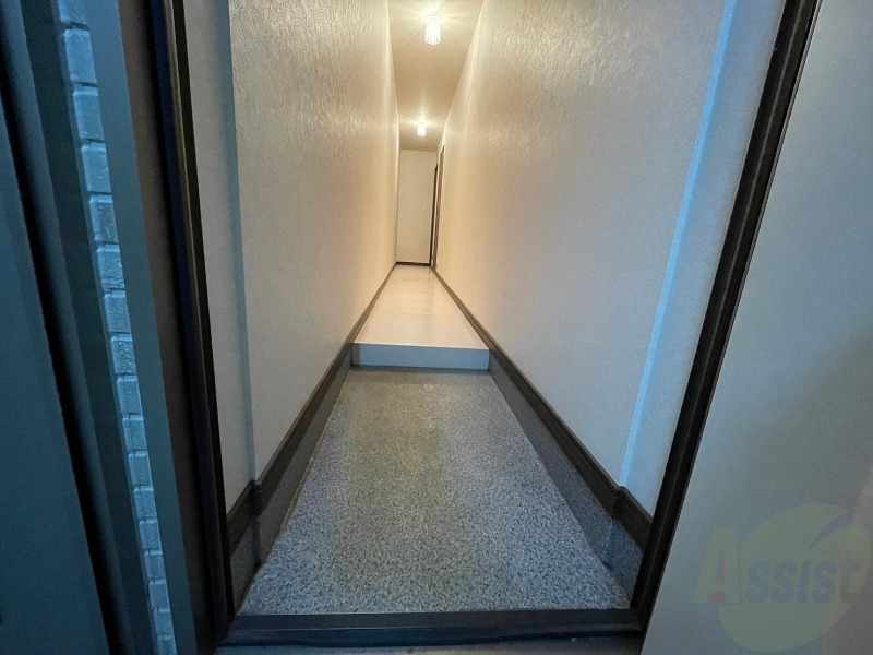 玄関　玄関の様子です。広い洋室にすぐ繋がっています。