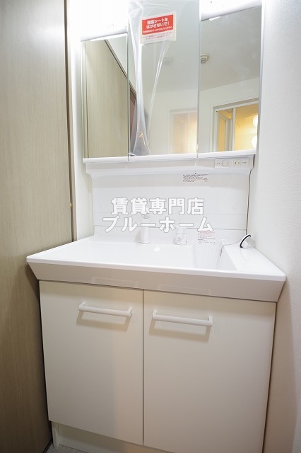 洗面設備　三面鏡独立洗面台！