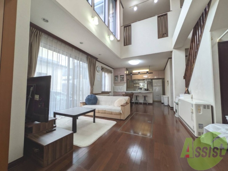 居室・リビング　広々としたリビングで天井も吹き抜けとなっており落ち着きますね