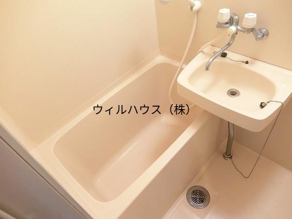 バス・シャワールーム　キレイにリフォームされています！
