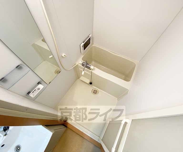 バス・シャワールーム　鏡の付いた便利なお風呂