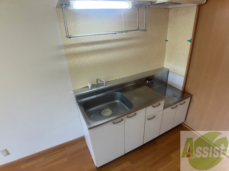 キッチン　調理スペースも広々しておりお料理しやすそうです！