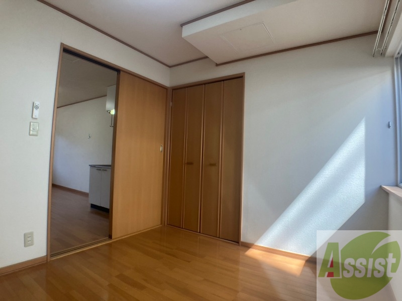 その他部屋・スペース　こちらのお部屋は光が差し込む、温かみのあるお部屋です。