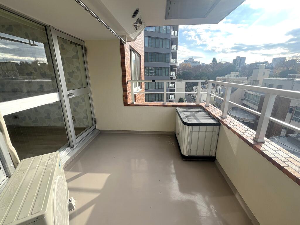 バルコニー　収納庫付き！