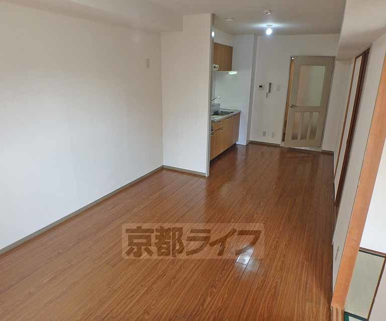 居室・リビング　綺麗に改装されています