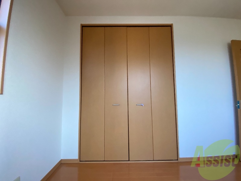 収納　大きな扉のクローゼット、たくさん洋服が入りそうですね！