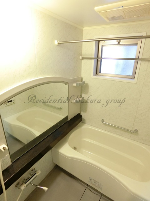 バス・シャワールーム　嬉しい追い焚き・浴室乾燥機付きです♪