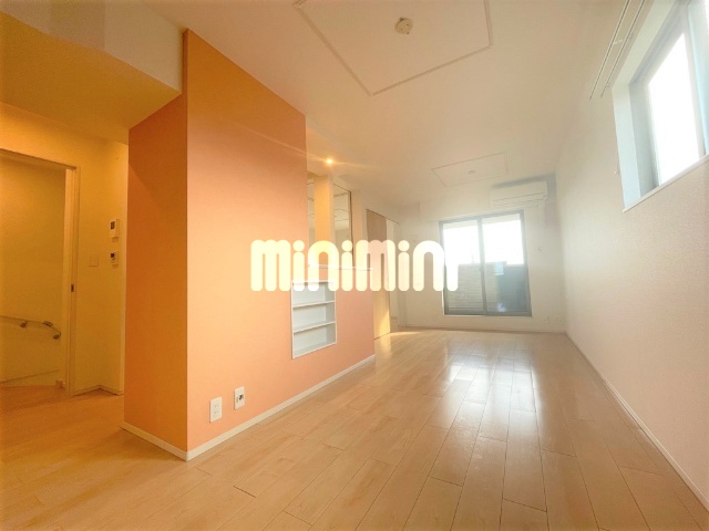 居室・リビング　エアコン完備の明るいリビング。