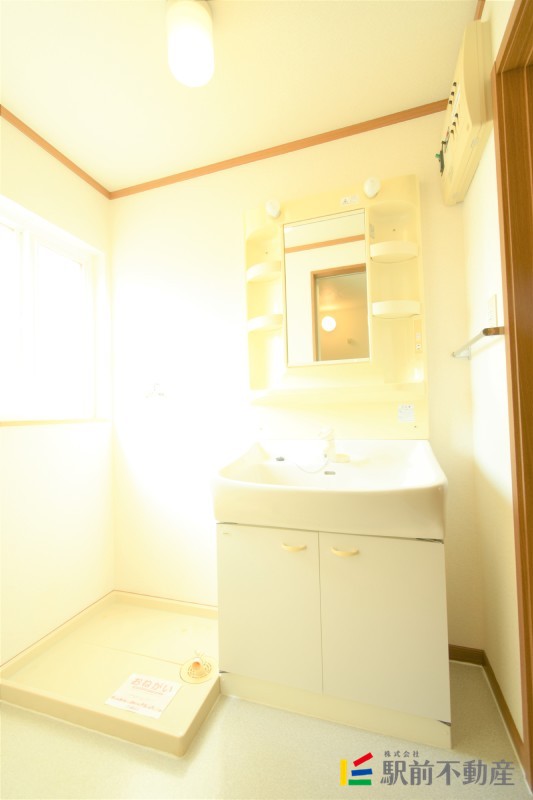 洗面設備　窓付き！換気に最適です