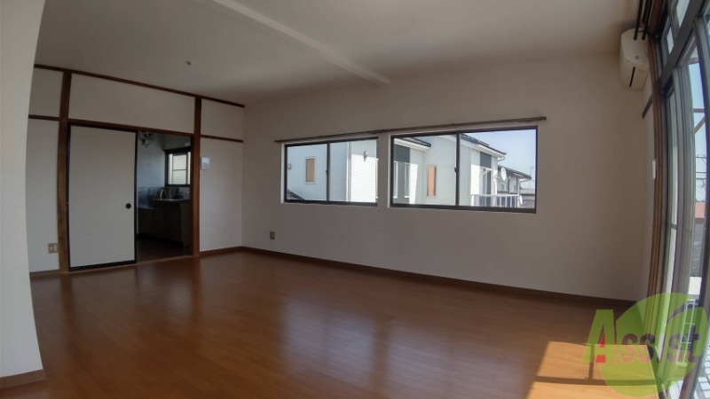 その他部屋・スペース　リビングはベッドを置いても余裕がありそうです。