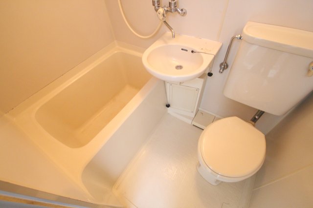 バス・シャワールーム　※同建物ほかのお部屋の写真です。