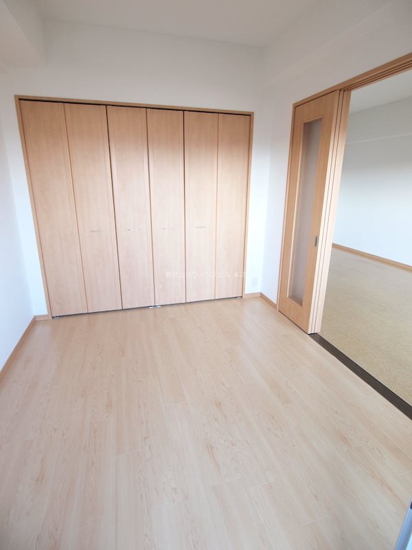 その他　洋室広め。お子様のお部屋に。