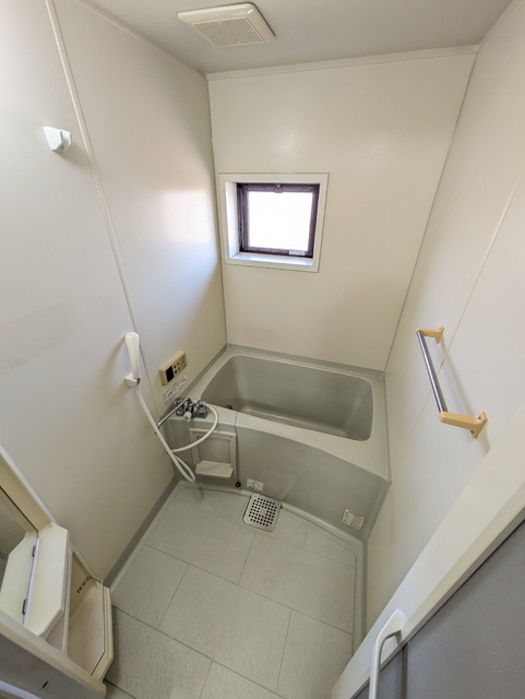 バス・シャワールーム　窓がついている明るい浴室