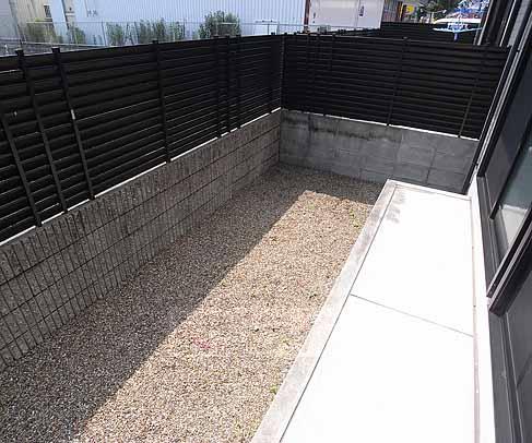 バルコニー　広い庭付きです。