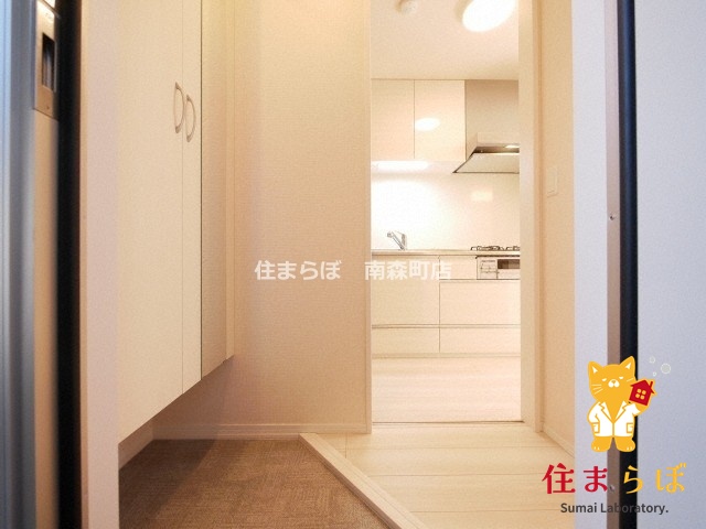 玄関　「気になったら、LINEで気軽に相談できますよ。」