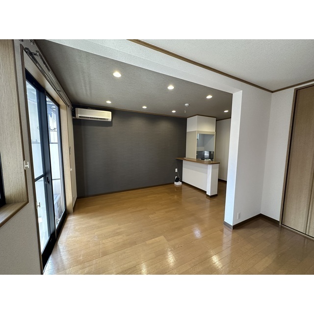 居室・リビング　アクセントクロス・ダウンライト