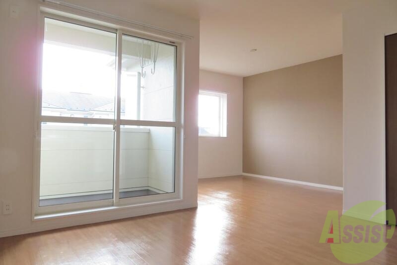 居室・リビング　１４．５帖の南向きと東向きの２面採光、明るいお部屋です