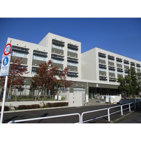 中学校　世田谷区立世田谷中学校（中学校）まで427m