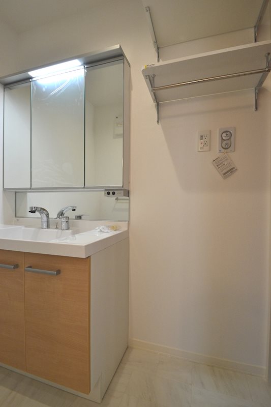 その他設備　洗濯機置き場★上に棚がございます★※新築時の参考写真です。