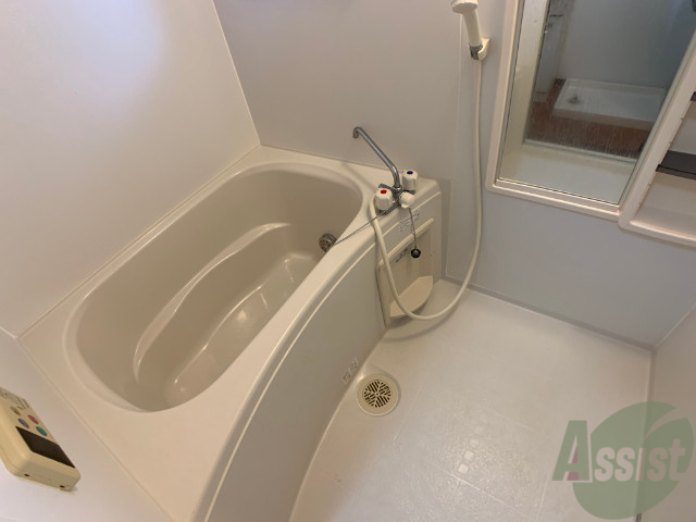 バス・シャワールーム　バスルームはこちらです。広々としてゆったり休めます。