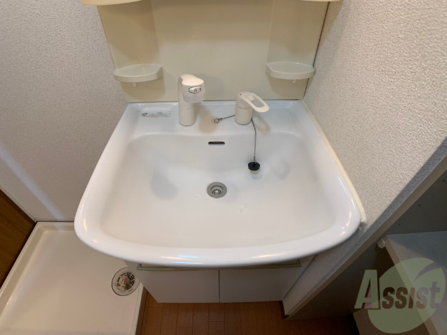 洗面設備　洗面台。朝の身支度はここでばっちり決めましょう。