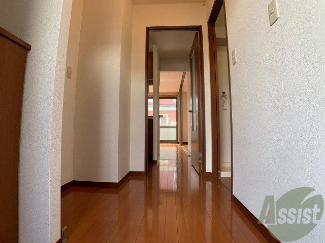 玄関　廊下の様子です。幅も狭くなく、利用しやすいですよ。