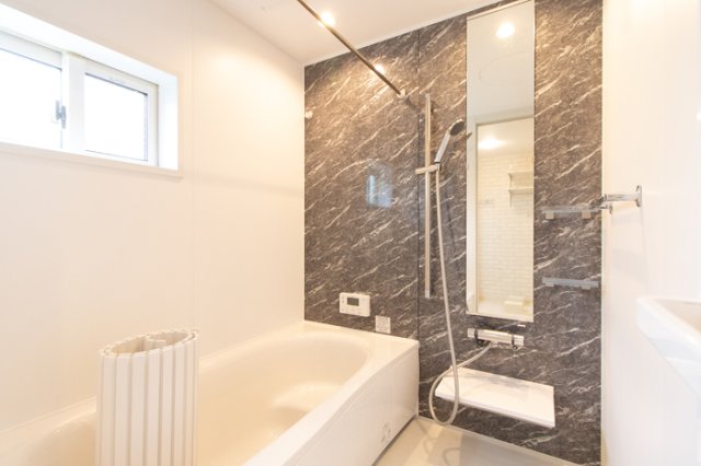 バス・シャワールーム　コンパクトで使いやすいお風呂です