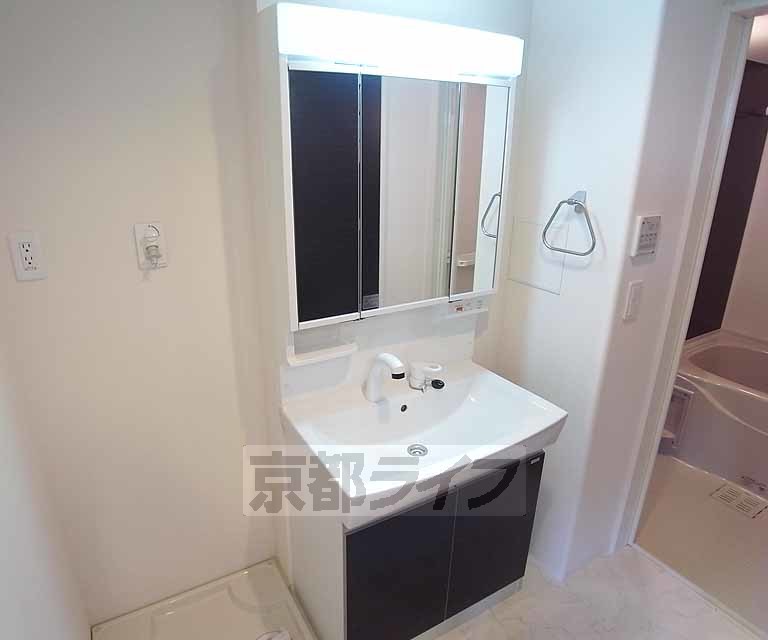 洗面設備　大きめ鏡がスタイリッシュな洗面台です