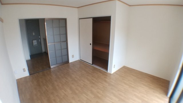 居室・リビング　エアコン付きで快適に過ごせます♪