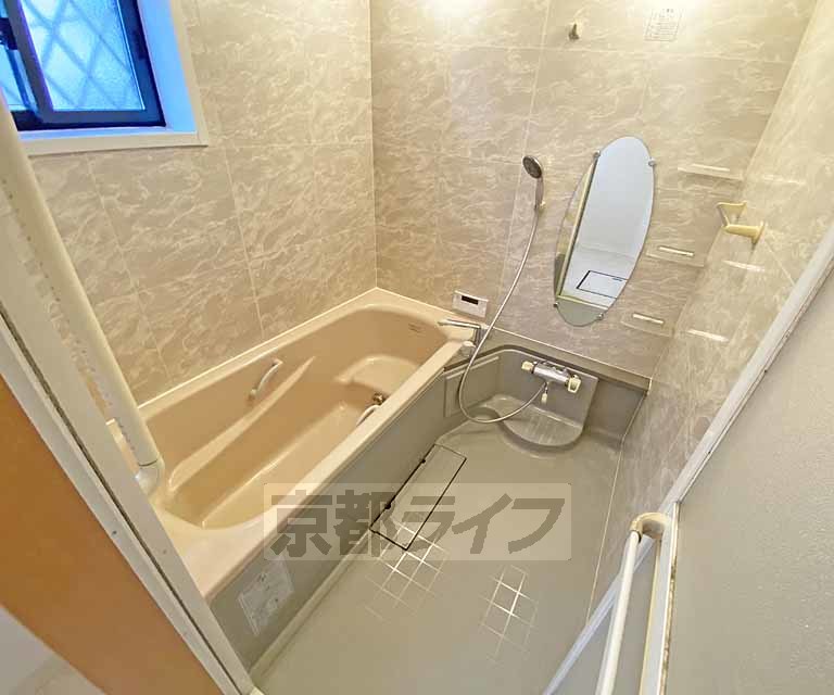 バス・シャワールーム　ゆったり浸かれる広いお風呂です。