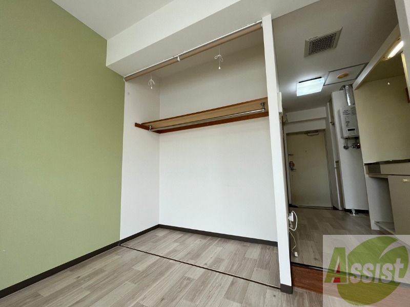 収納　こちらの収納にはハンガーをかけて服もしまえますね。