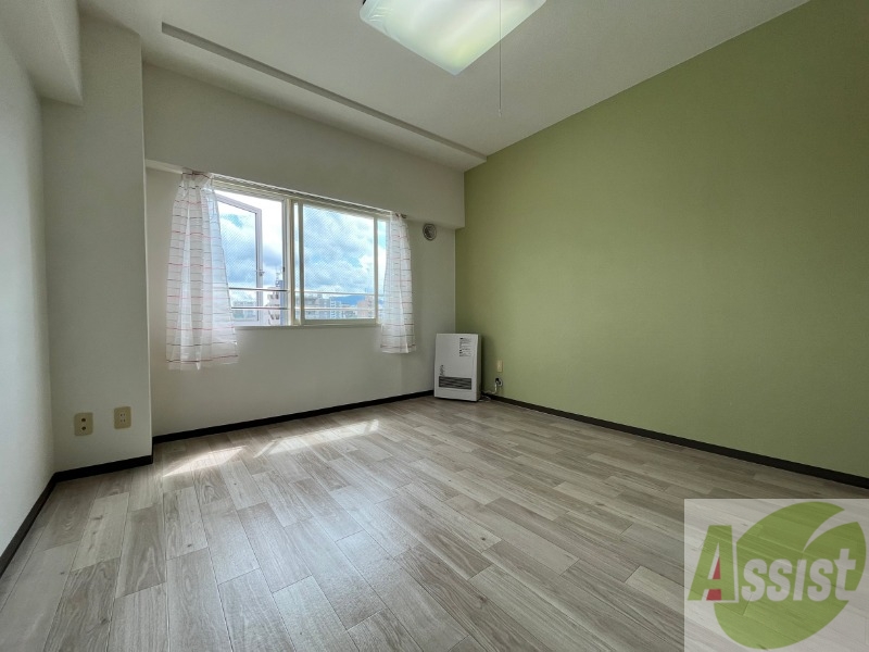 居室・リビング　アクセントクロスがお洒落なお部屋になっています！