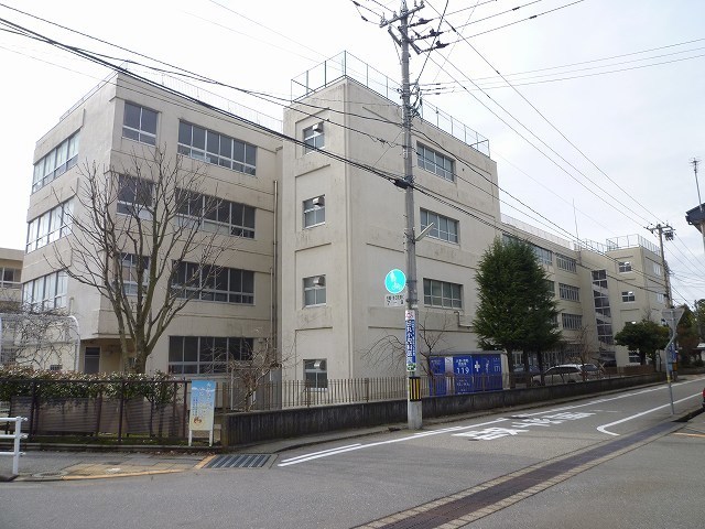 小学校　金沢市立小坂小学校（小学校）まで601m