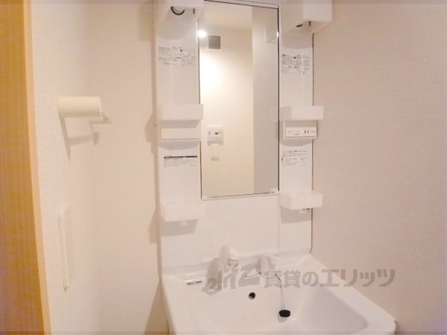 洗面設備　独立洗面台付きで快適。