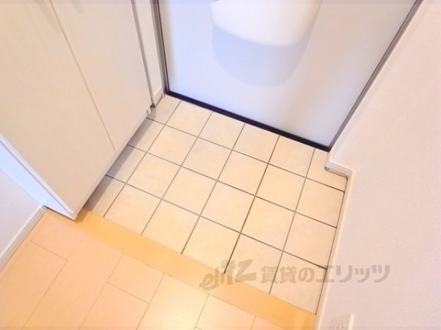 玄関　電気で明るく夜でも安心。