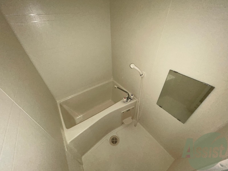 バス・シャワールーム　浴室はこちらです。シンプルな作りとなっております。