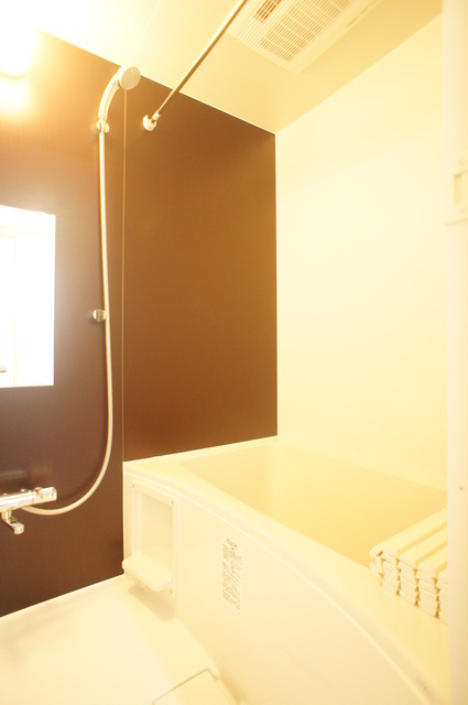 バス・シャワールーム　清潔感のある浴室で、１日の疲れを癒しリラックスできます。