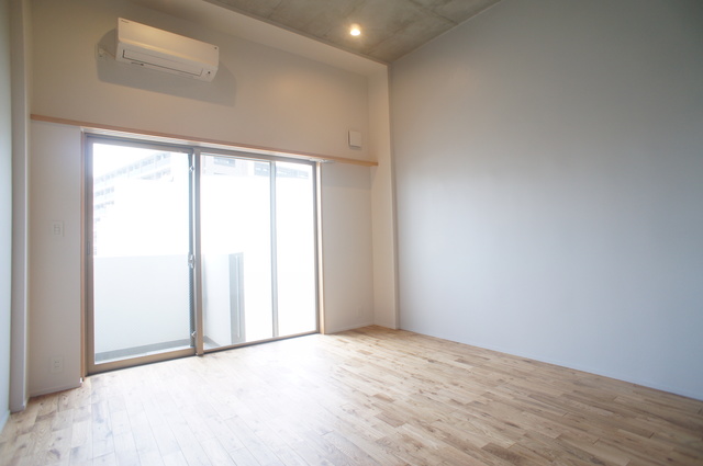 居室・リビング　大きな窓が特徴の室内！通気性に優れているので快適に暮らせます