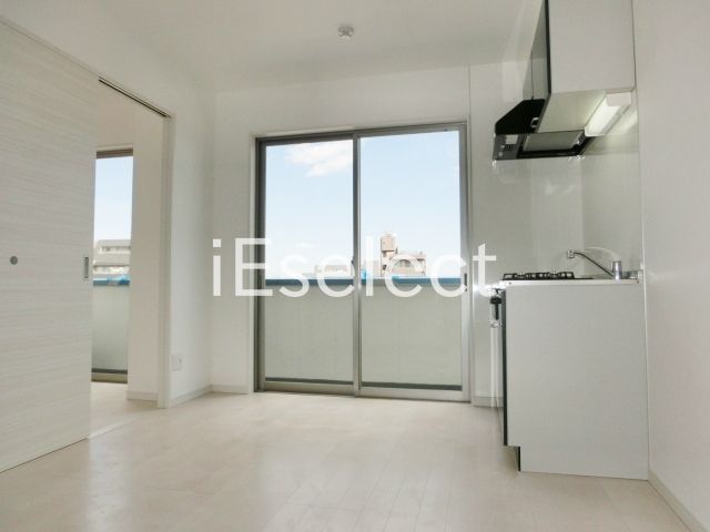 居室・リビング　白を基調としたシンプルなお部屋。