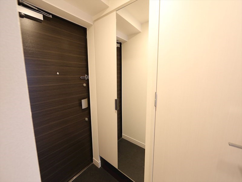 玄関　玄関　姿見鏡付き　シューズボックス付（収納充実してます）