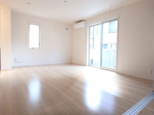 居室・リビング　窓が多くて明るいです。