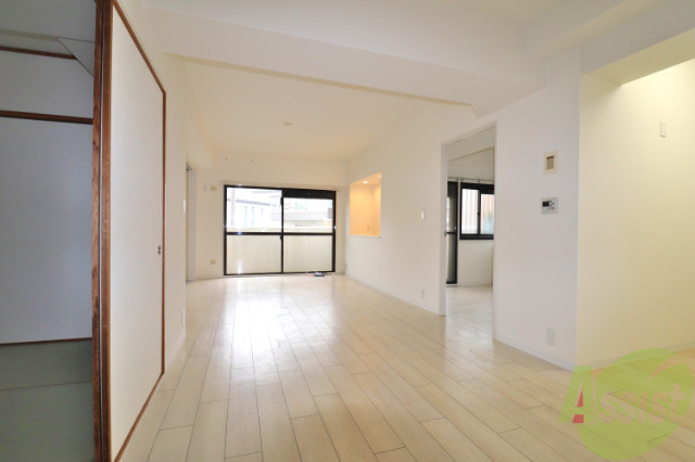 居室・リビング　ダイニングテーブルも楽々おけるリビング！