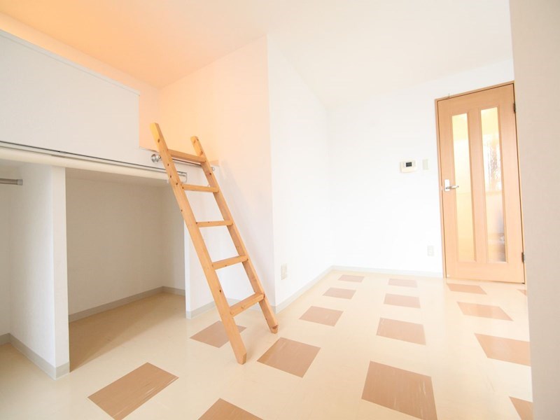 居室・リビング　洋室7.5帖　ロフト付　エアコン完備　南面バルコニー