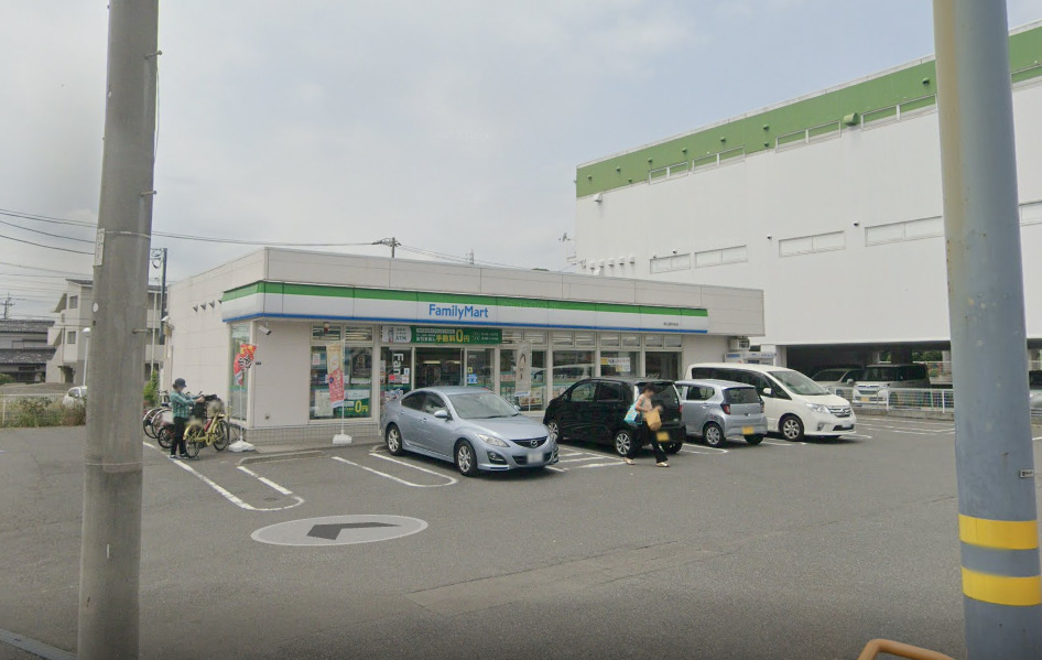 コンビニ　ファミリーマート 松山釜利谷店（コンビニ）まで425m