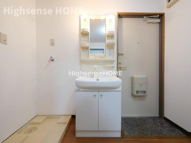 洗面設備　明るい洗面所です