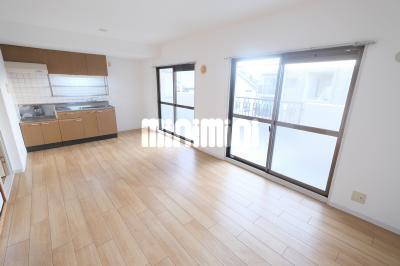 居室・リビング　南西向きの２つ窓のある明るいお部屋です。